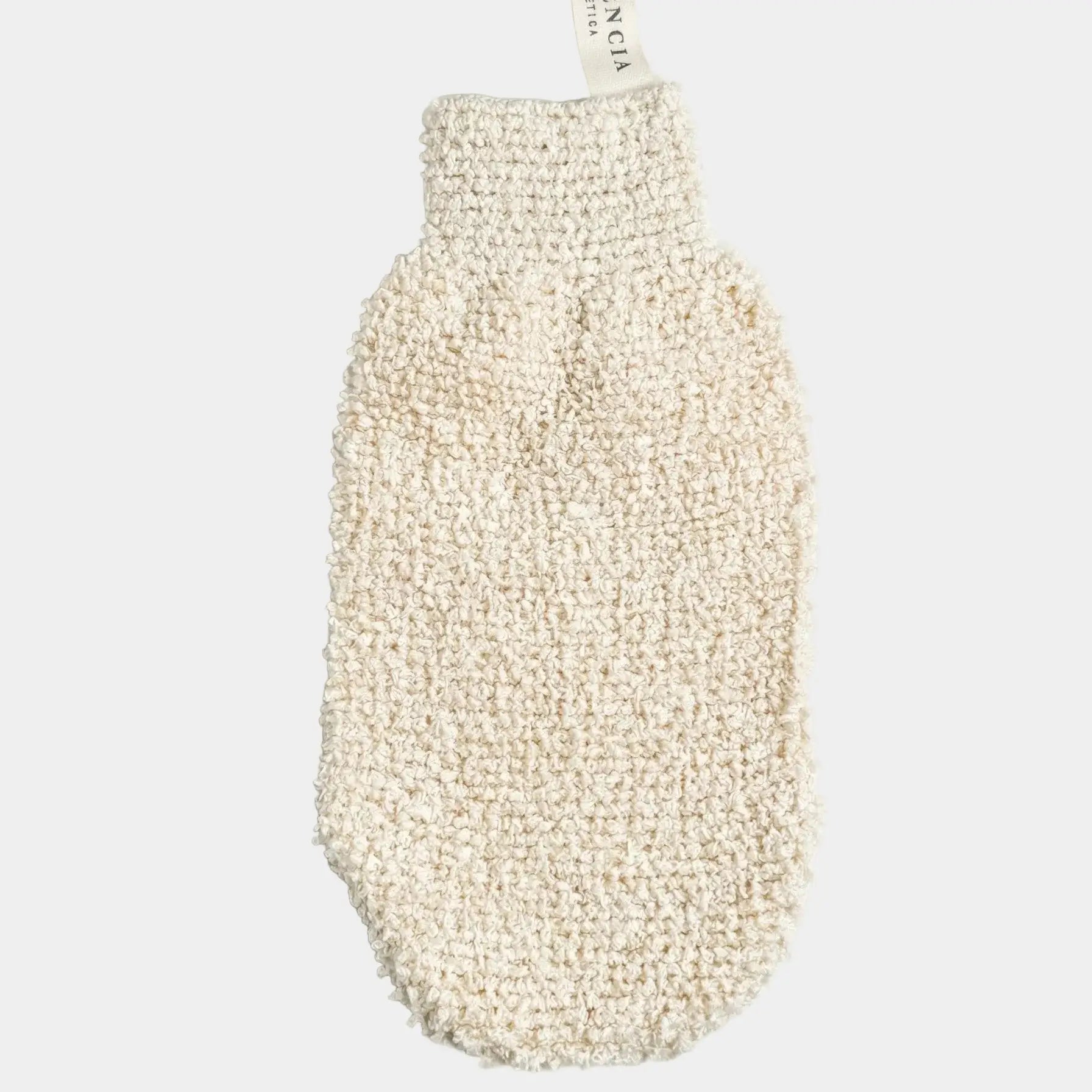 Natural sisal loofah scrubber included in Valéncia Batana Oil Complete Set
